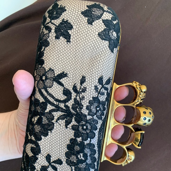 Clutch with knuckles handle & lace - Picture 4 of 7
